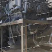 Коробка передач К-702 в транспортировочном каркасе — крупный план